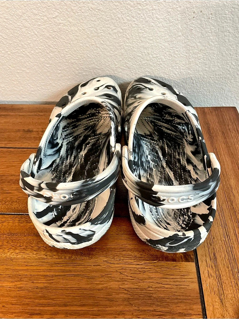 Crocs Classic Marbled Clog Black & White Unisex - Picture 3 of 4